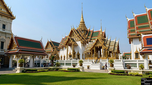 Phra Maha Monthien (Middle Court)