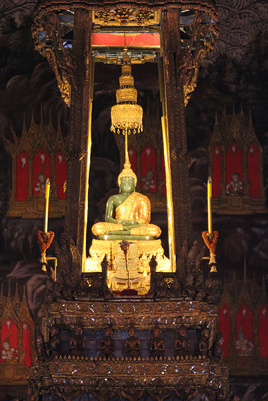 Emerald Buddha Temple, Bangkok, Thailand 14