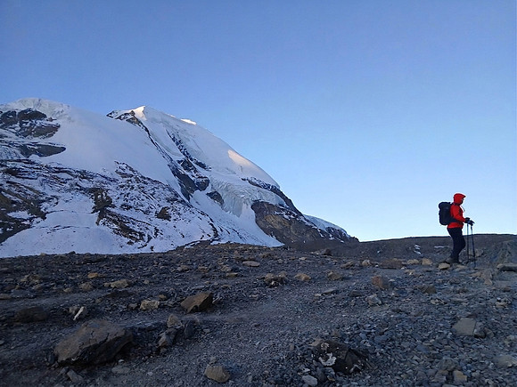 A trekker coming up to Thorong La Pass