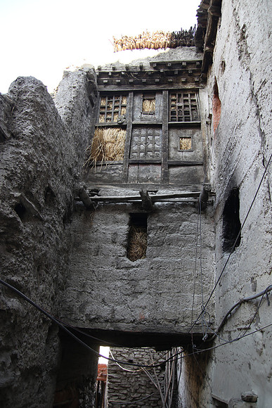 Narrow stone streets of Kagbeni