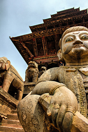 Nyatapola Temple Statue of Jaya mal Pata - famous wrestler_hdr_resize