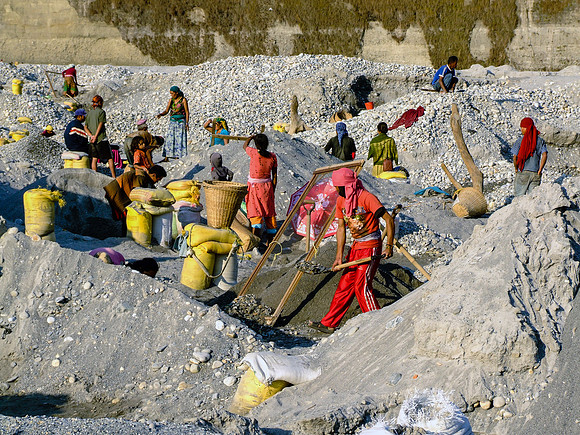 Families working in a river mine