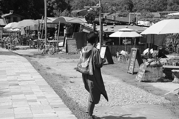 Homeless man Lakeside in Pokhara 64